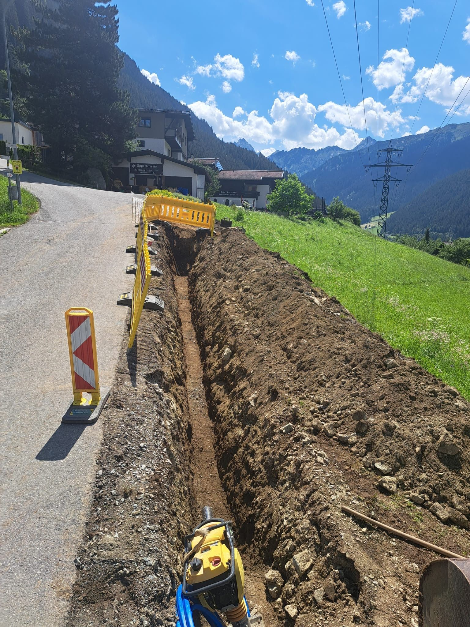 Leitungsgraben im Ortsteil Motta in Gaschurn