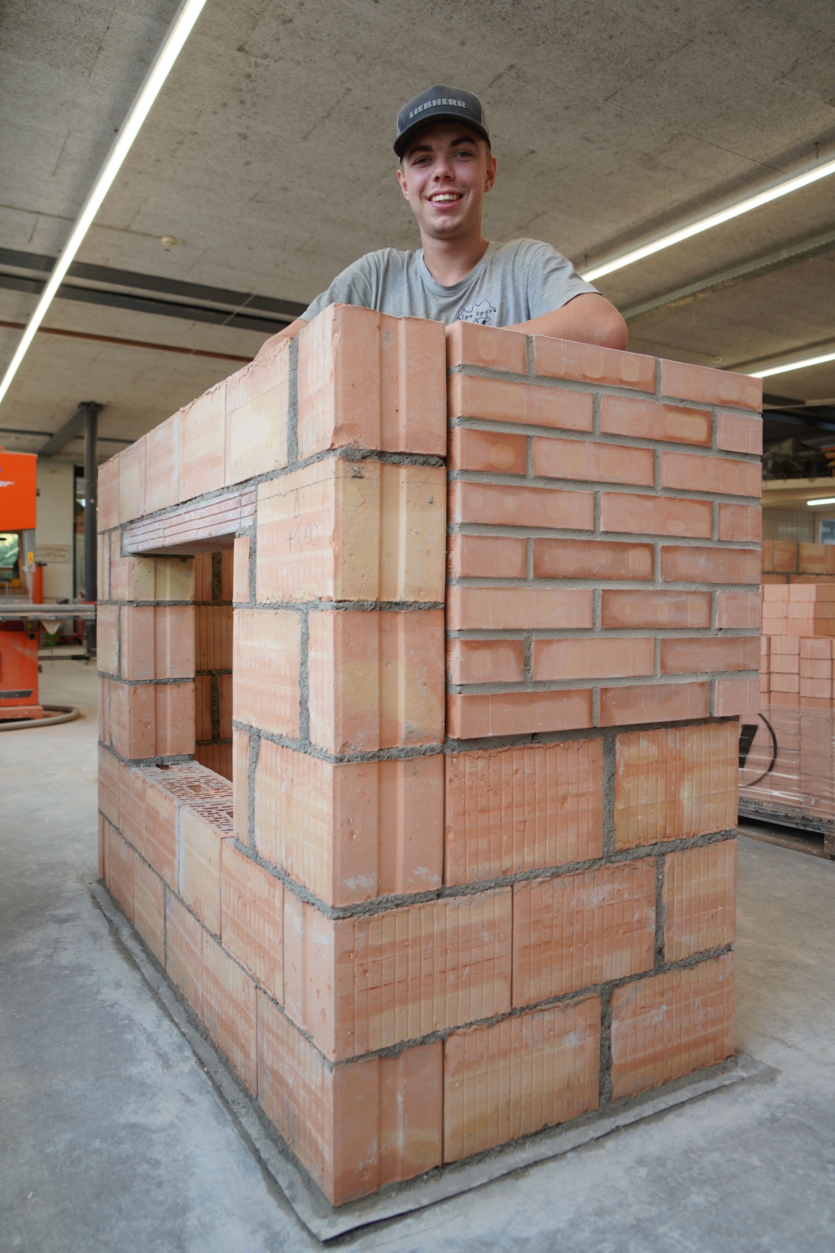Simon bei der praktischen Arbeit im Hochbau
